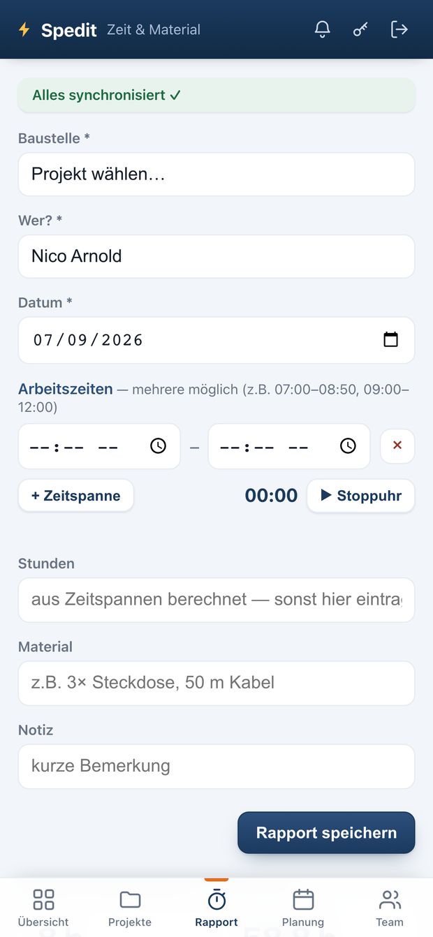 Erfassungsmaske einer Web-Anwendung auf dem Handy: Pflichtfelder mit Stern, Auswahlfeld für die Baustelle, Datumsfeld, mehrere Zeitspannen mit automatisch berechneten Stunden, Felder für Material und Notiz, Speichern-Knopf.