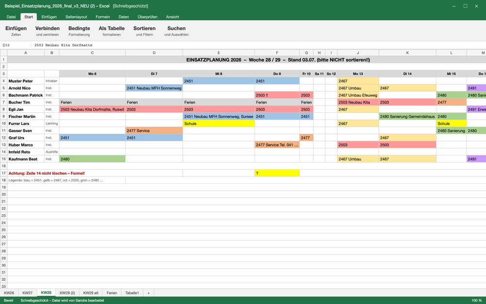 Einsatzplanung in Excel: verbundene Titelzeile, farbige Zellen ohne Legende, mehrere Registerblätter, und in der Statusleiste der Hinweis, dass die Datei schreibgeschützt ist, weil sie jemand anderes bearbeitet.